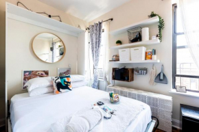 Cat Room by Delicate Stays LIVING ROOM CONVERSION SHARED SPACE ROOM ONLY CAT FRIENDLY ONLY 25 min to time square